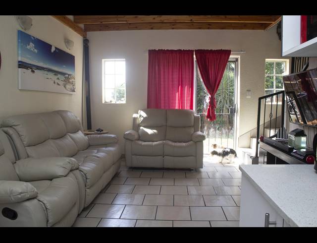 4 BEDROOM TOWNHOUSE TO LET IN WILGEHEUWEL